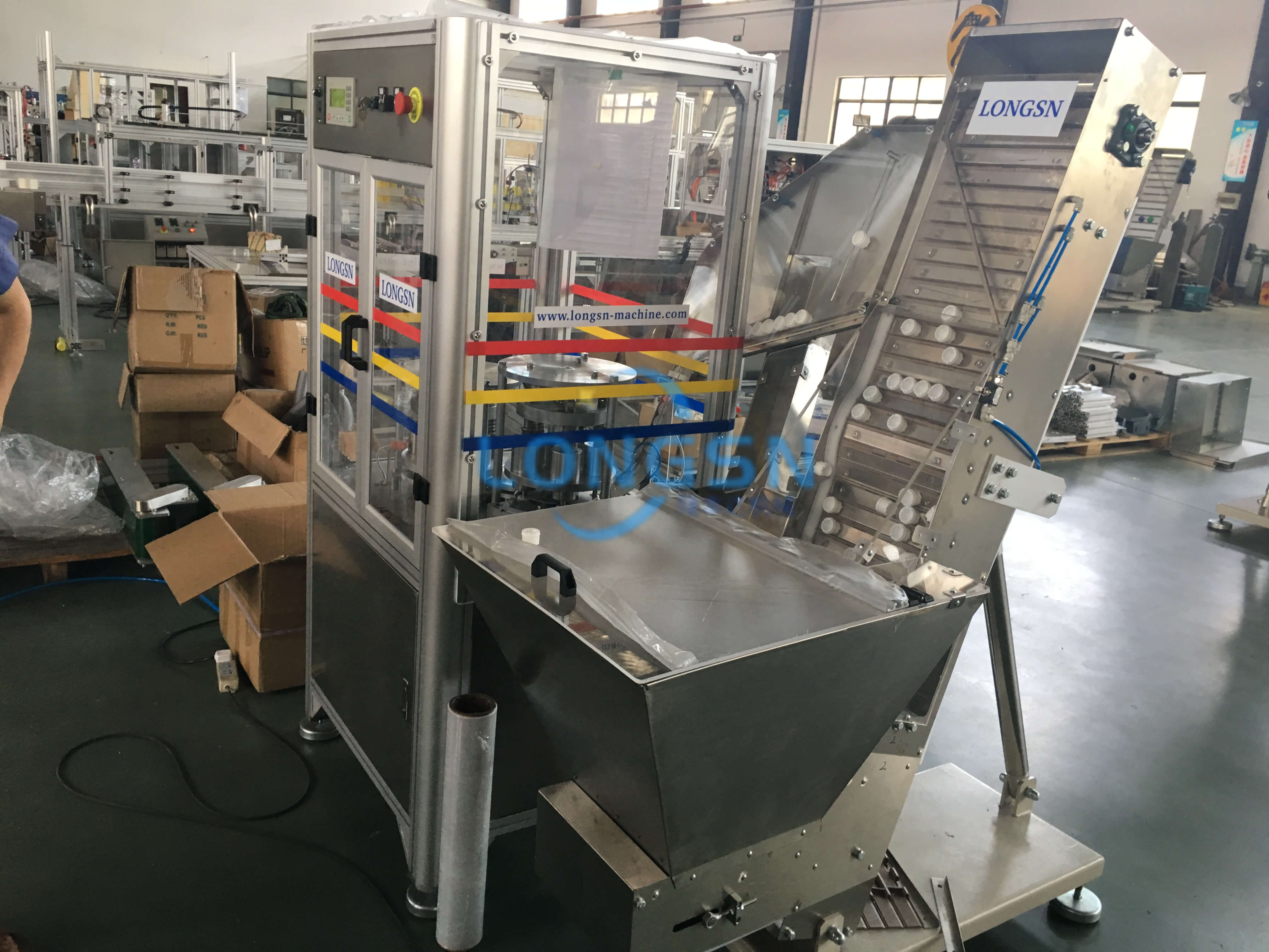 m&aacute;quina de tapa de la tapa de la botella