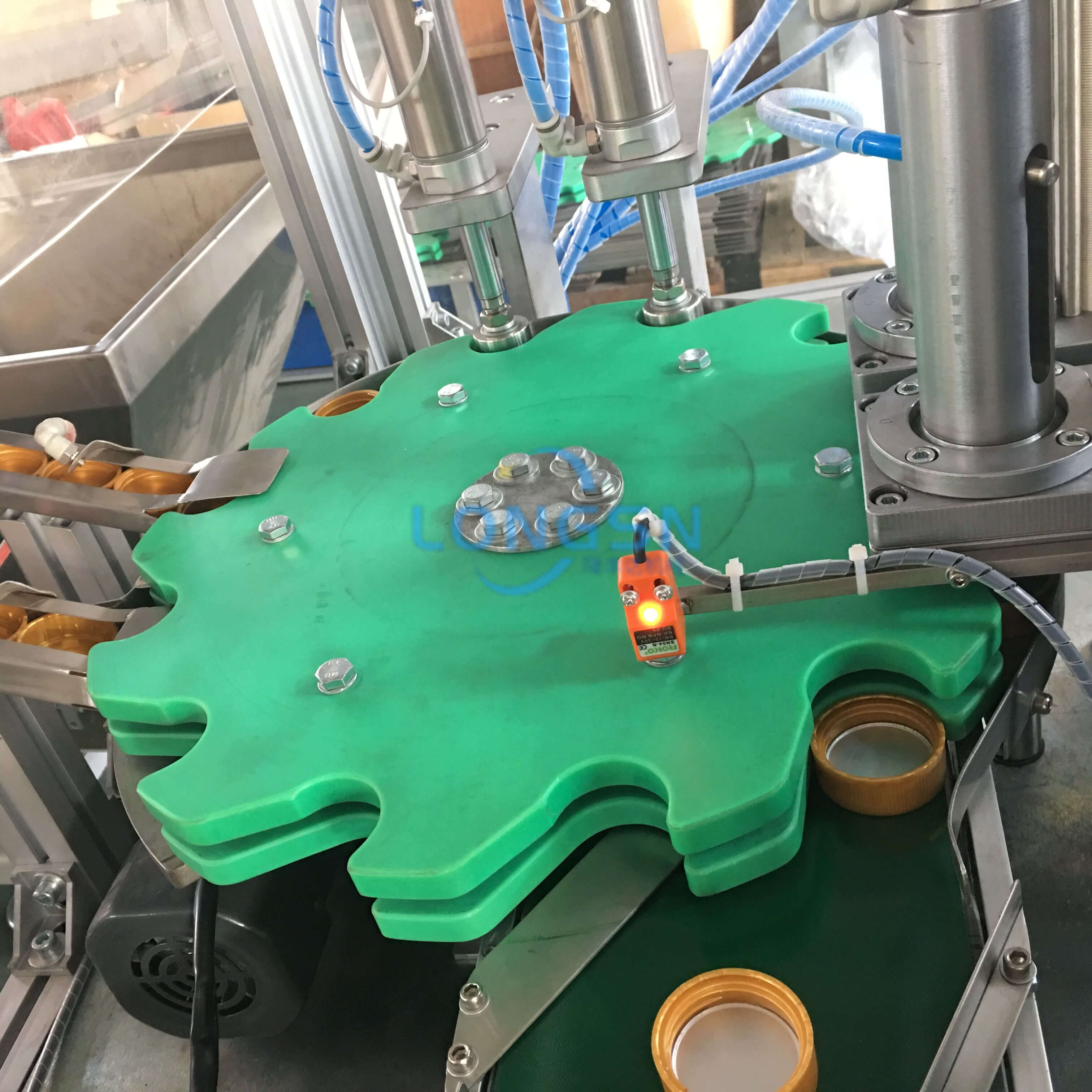 m&aacute;quina de ensamblaje de revestimiento de tapa4